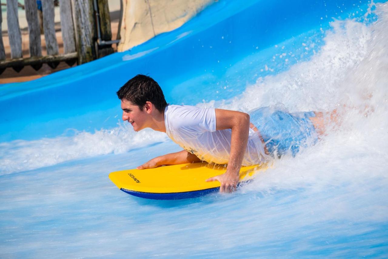 Jumeirah Beach Hotel Dubai Buitenkant foto Bodyboarding at Wet 'n' Wild Waterpark