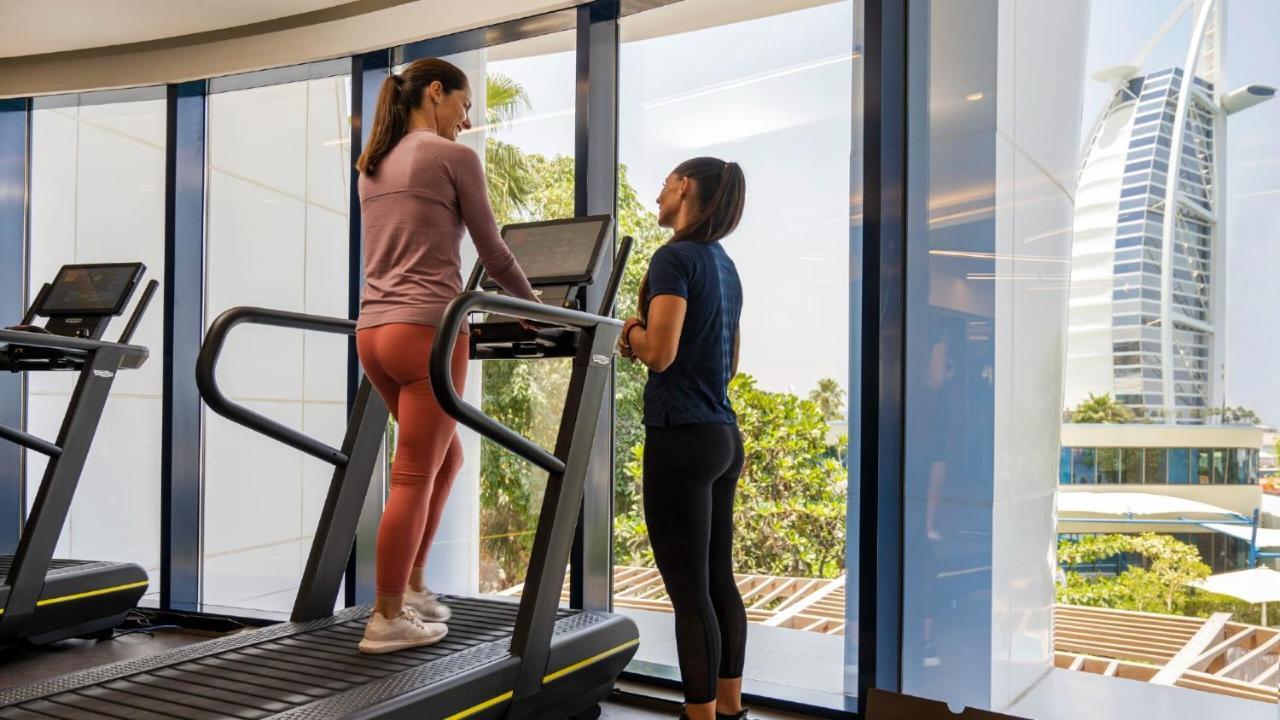 Jumeirah Beach Hotel Dubai Buitenkant foto A personal trainer with a client