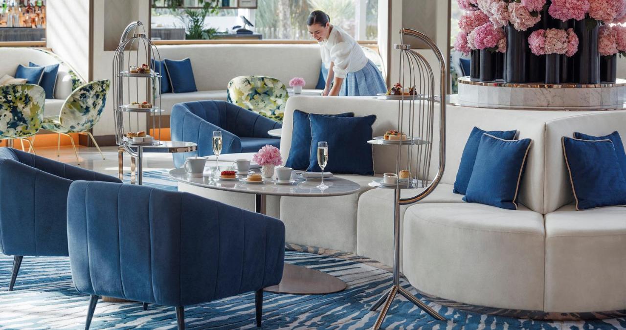 Jumeirah Beach Hotel Dubai Buitenkant foto The Lounge at the airport