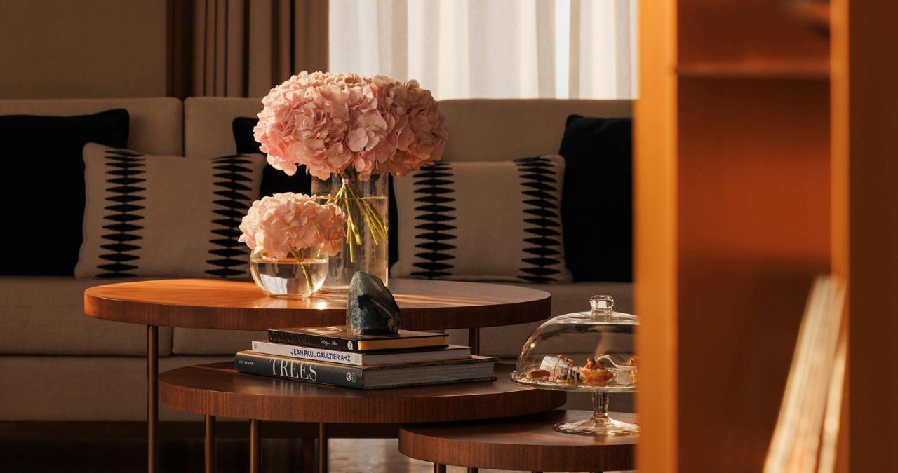 Jumeirah Beach Hotel Dubai Buitenkant foto A detail of the interior of a suite at The Hari