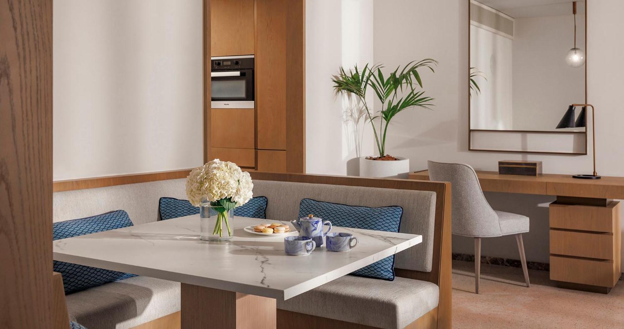 Jumeirah Beach Hotel Dubai Kamer foto A kitchen in a suite at the Waldorf Astoria Ras Al Khaimah