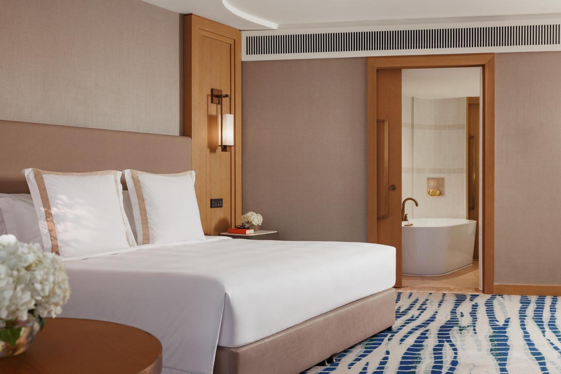 Jumeirah Beach Hotel Dubai Buitenkant foto A bedroom at the hotel