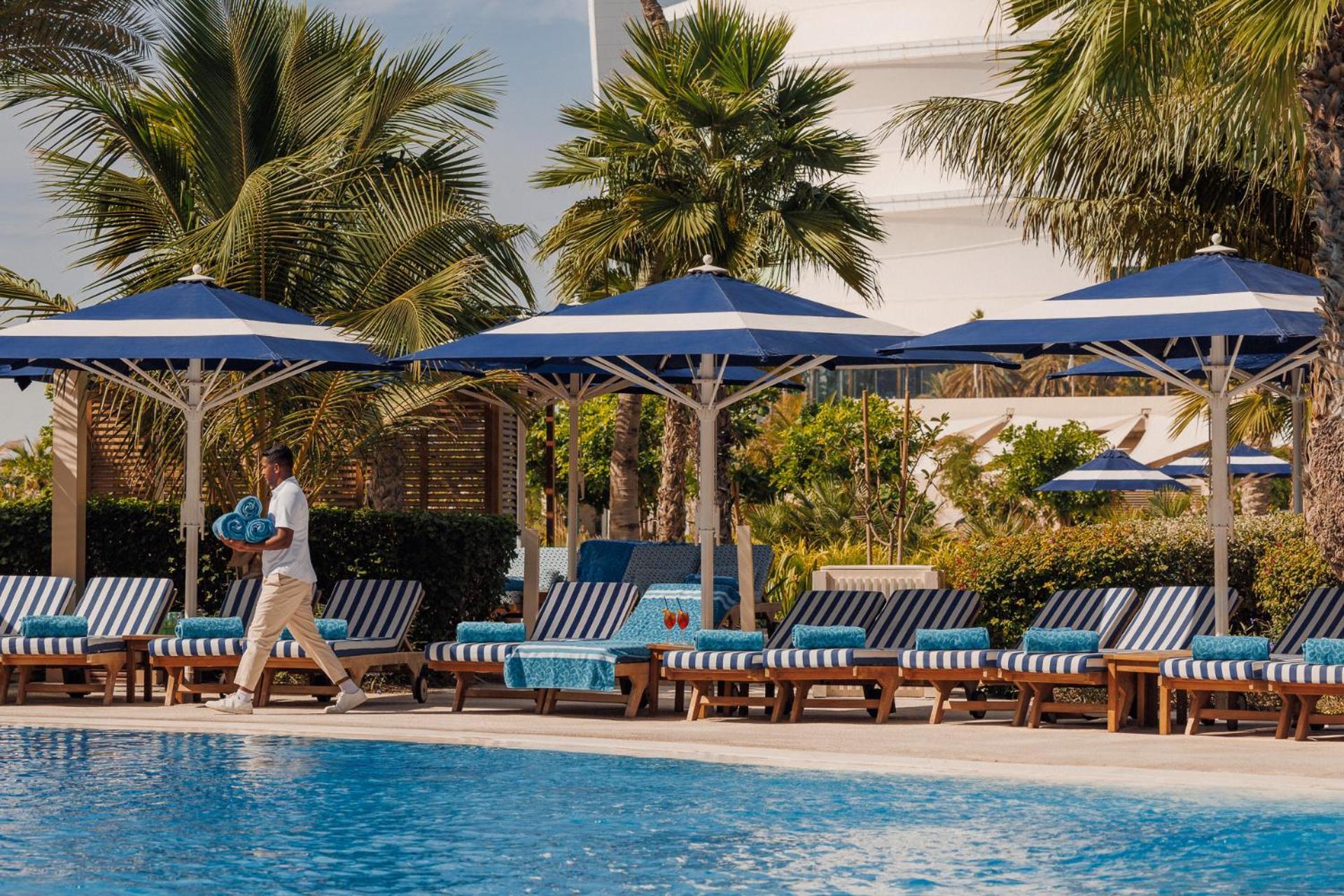 Jumeirah Beach Hotel Dubai Buitenkant foto The swimming pool at the Four Seasons Hotel, Jumeirah, Dubai